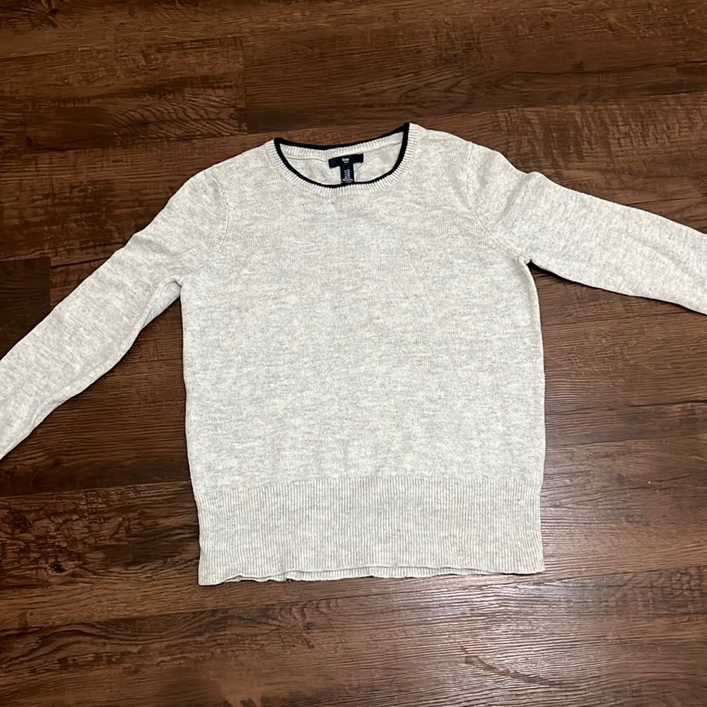 Grey soft sweatshirt, blue collar & end of sleeves.